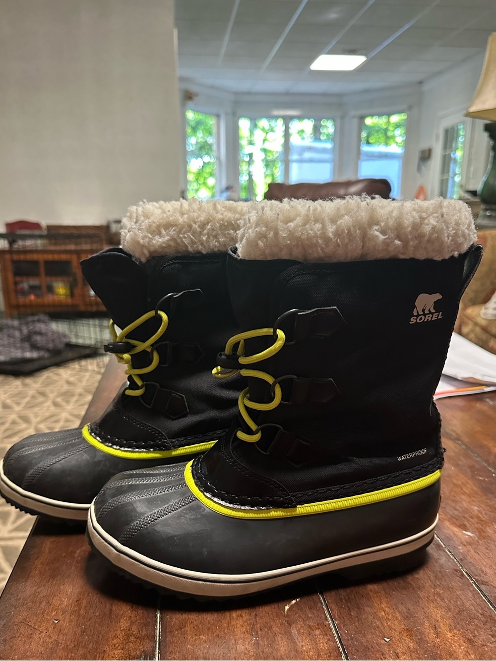 SOREL Waterproof Boots Size 5 Women's.
Unique color pattern.Excellent condition!